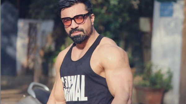 एजाज खान के खिलाफ इन धाराओं में केस दर्ज