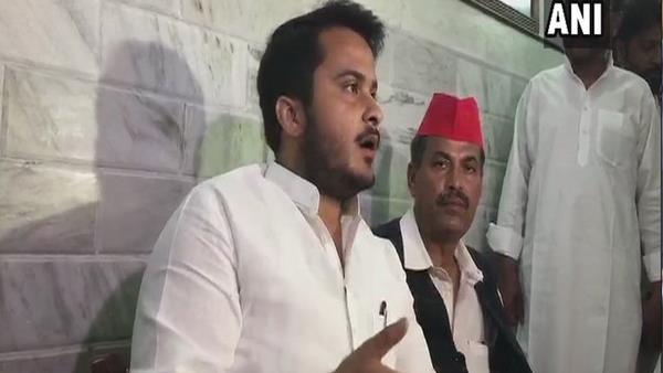पासपोर्ट के लिए गलत डॉक्यूमेंट देने के मामले में एफआईआर दर्ज की गई है। आरोप है कि अब्दुल्ला ने गलत डॉक्यूमेंट देकर पासपोर्ट बनवाया है। उनके शैक्षिक प्रमाण पत्र में जन्मतिथि अलग और पासपोर्ट पर अलग है। भाजपा नेता आकाश सक्सेना ने अब्दुल्ला के खिलाफ धोखाधड़ी की रिपोर्ट दर्ज कराई है। रामपुर सांसद आजम खान के बेटे अब्दुल्ला स्वार विधानसभा सीट से विधायक हैं। पासपोर्ट के लिए गलत डॉक्यूमेंट देने के मामले में एफआईआर दर्ज की गई है। आरोप है कि अब्दुल्ला ने गलत डॉक्यूमेंट देकर पासपोर्ट बनवाया है। उनके शैक्षिक प्रमाण पत्र में जन्मतिथि अलग और पासपोर्ट पर अलग है। भाजपा नेता आकाश सक्सेना ने अब्दुल्ला के खिलाफ धोखाधड़ी की रिपोर्ट दर्ज कराई है। रामपुर सांसद आजम खान के बेटे अब्दुल्ला स्वार विधानसभा सीट से विधायक हैं।