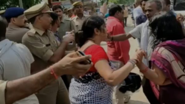 भीड़ की पुलिस से हुई तकरार