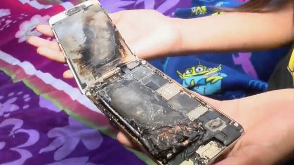 iphone लेकर बिस्तर पर बैठी थी 11 साल की लड़की, अचानक फोन से निकलने लगी चिंगारी iphone लेकर बिस्तर पर बैठी थी 11 साल की लड़की, अचानक फोन से निकलने लगी चिंगारी
