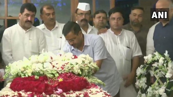 कई राजनीतिक हस्तियां श्रद्धांजलि देने पहुंचीं