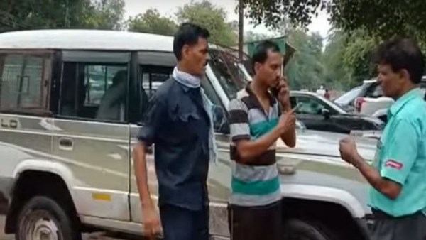 Robbers attack on Bank Case van and shoot guards in gwalior Robbers attack on Bank Case van and shoot guards in gwalior