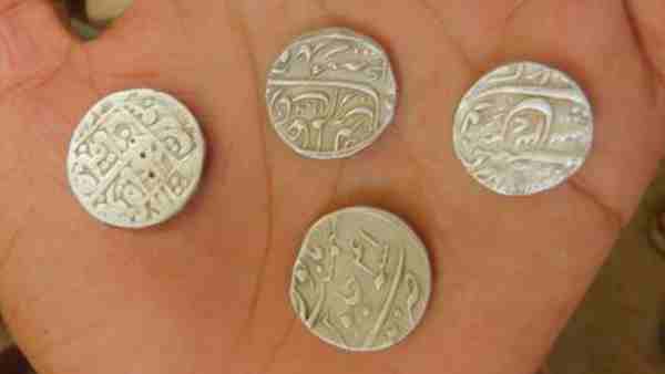 मुगल शासक शाह आलम द्वितीय के समय के सिक्के