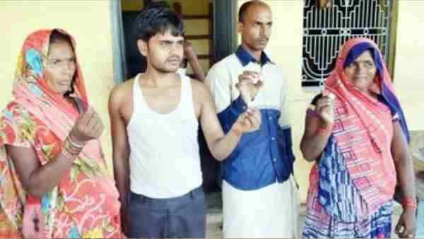 खोदाई के बाद ग्रामीणों को मिले सिक्के