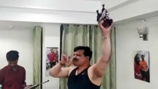 अपने समर्थकों को दी' शराब' की पार्टी