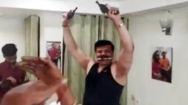 'उत्तराखंडवासियों को दे रहे हैं गाली'