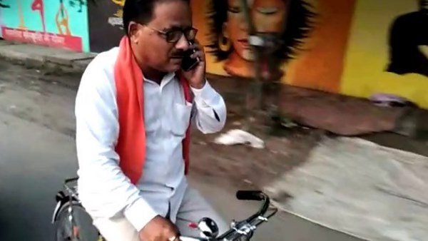 bjp mla radha mohan das agarwal goes office from bicycle without any security bjp mla radha mohan das agarwal goes office from bicycle without any security