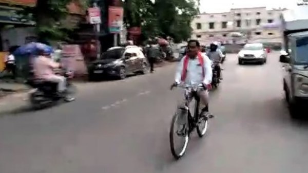 bjp mla radha mohan das agarwal goes office from bicycle without any security bjp mla radha mohan das agarwal goes office from bicycle without any security