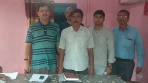 clerk caught red handed taking bribe for pm awas yojana clerk caught red handed taking bribe for pm awas yojana