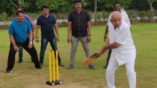 विधायकों के साथ क्रिकेट खेलते नजर आए येदियुरप्पा