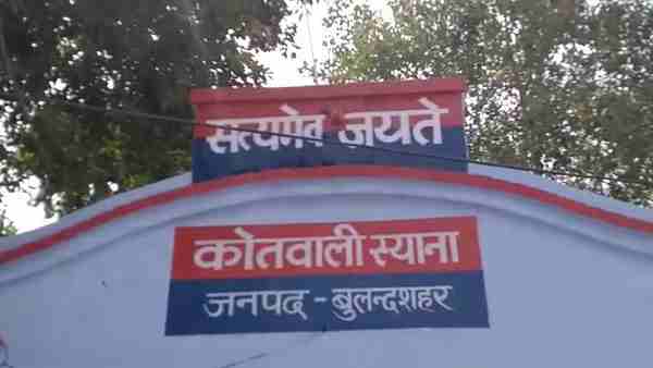 Woman physical attack by three men after loot Woman physical attack by three men after loot