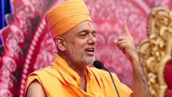 आगे की पंक्ति में बैठी थी महिलाएं
