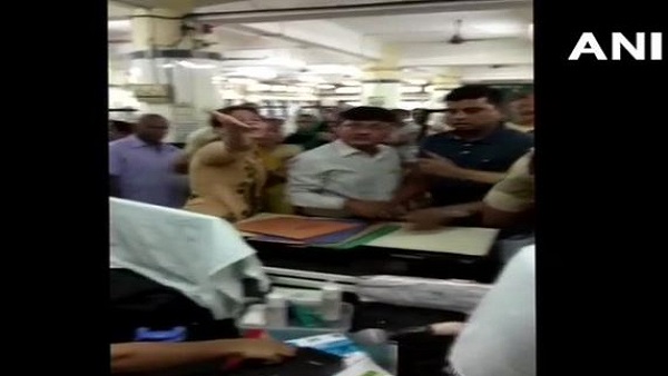 Mumbai: relatives of Dead Patients attack resident doctors in nair hospital Mumbai: relatives of Dead Patients attack resident doctors in nair hospital