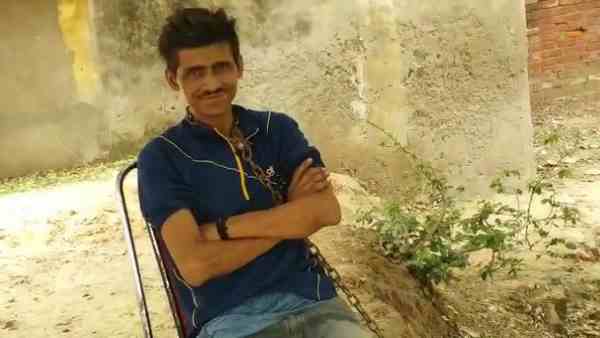 father tied his son with the chains for intoxication father tied his son with the chains for intoxication