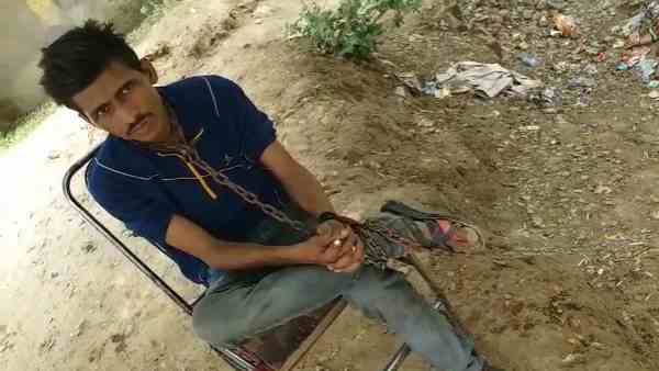 father tied his son with the chains for intoxication father tied his son with the chains for intoxication