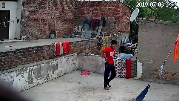 चुपके से छत पर लगाए दो कैमरे