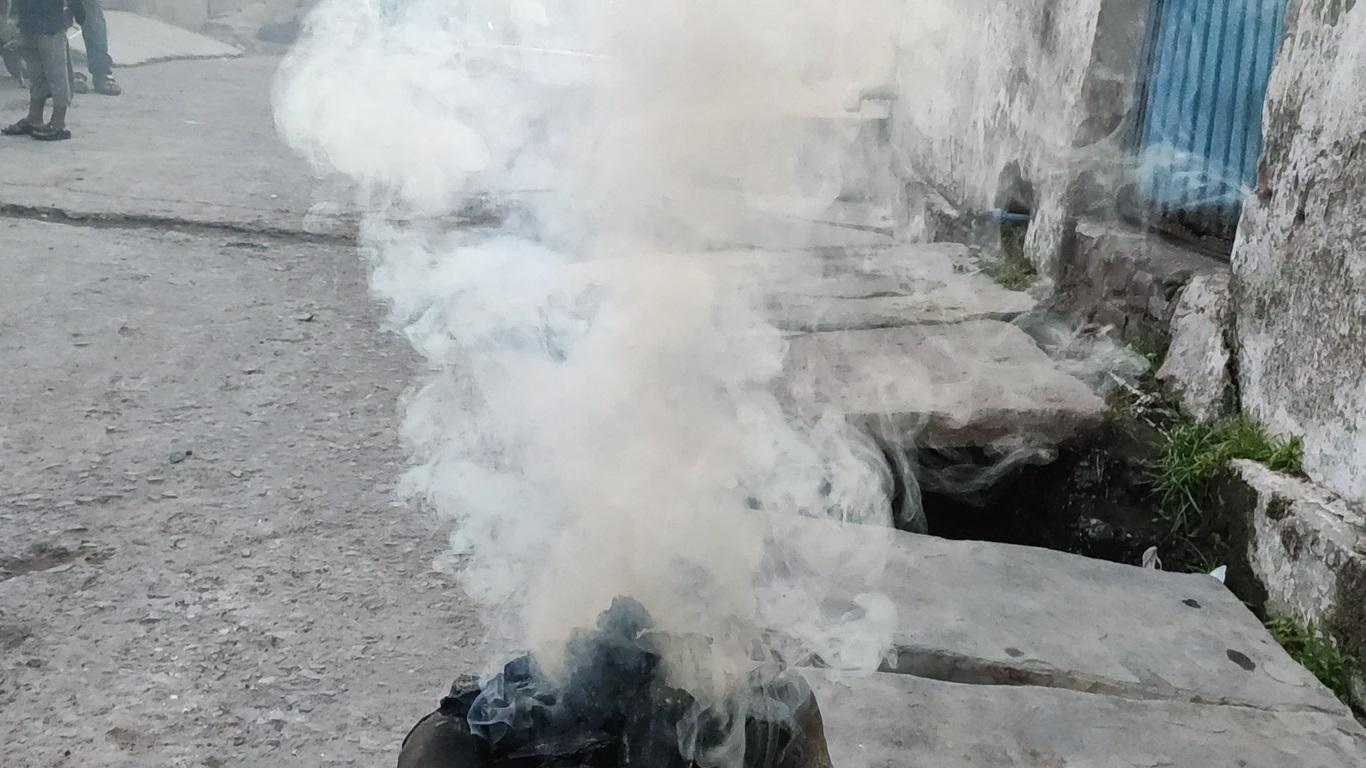 शाम को सिगड़ी का धुआं