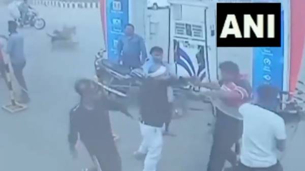 West Bengal: clash between customers and salesmen of a petrol pump in Asansol West Bengal: clash between customers and salesmen of a petrol pump in Asansol