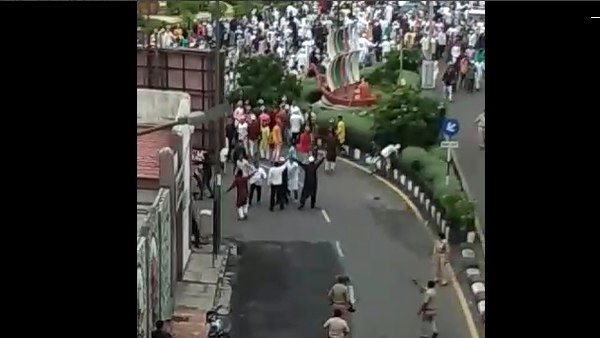 जुलूस में शामिल लोग बिना मंजूरी के आगे बढ़ने लगे..