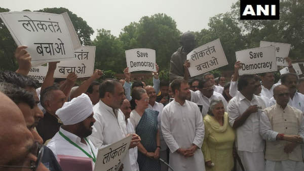 कर्नाटक संकट: सोनिया और राहुल गांधी समेत कई कांग्रेस नेताओं ने संसद परिसर में किया प्रदर्शन कर्नाटक संकट: सोनिया और राहुल गांधी समेत कई कांग्रेस नेताओं ने संसद परिसर में किया प्रदर्शन