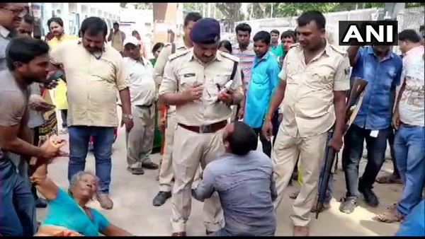पशु चोरी के शक में तीन लोगों की पीट-पीटकर हत्या