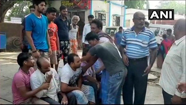 भीड़ ने पिकअप को कब्जे लेकर पुलिस को सूचना दी