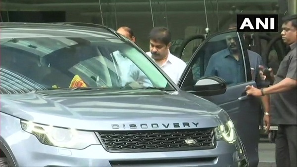 प्रसाद लाड को देखा गया था होटल के बाहर