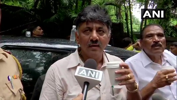 कर्नाटक में जारी है सियासी उठापटक