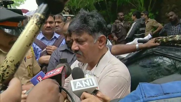 होटल में जाने से मुंबई पुलिस ने कांग्रेस नेता को रोका