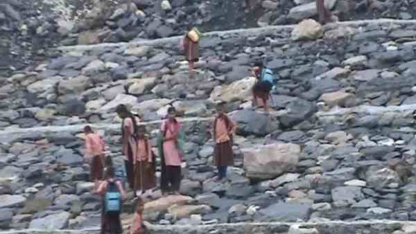 children life in danger while going to school children life in danger while going to school