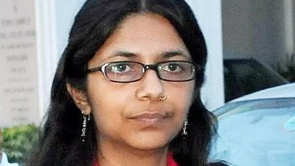 बच्ची से मिलीं महिला आयोग की अध्यक्ष स्वाति मालीवाल