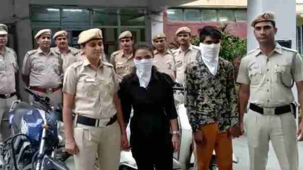 delhi police arrested Mona and Chandni snatcher delhi police arrested Mona and Chandni snatcher