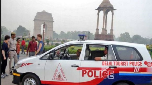 चार मंजिला इमारत से बेटी को बांंहों में लेकर लगा दी छलांग