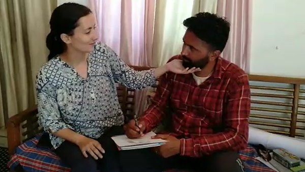 सोशल मीडिया के जरिए हुई दोस्ती