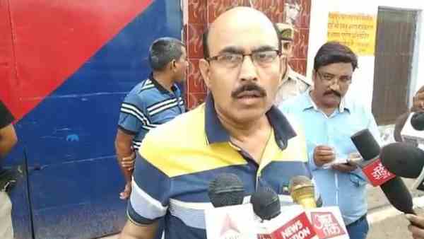 prisoners openly gamble while policeman took bribe prisoners openly gamble while policeman took bribe