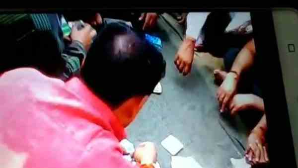 prisoners openly gamble while policeman took bribe prisoners openly gamble while policeman took bribe