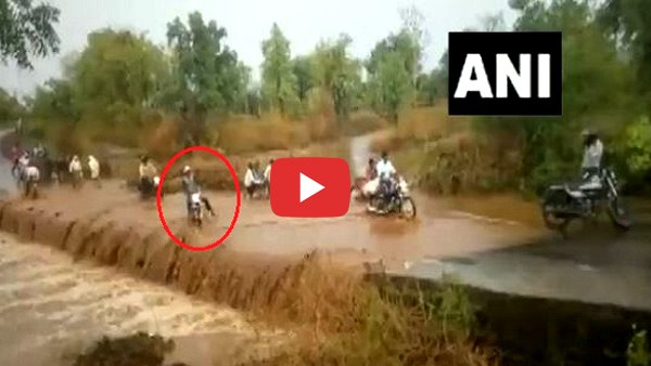 बाइक समेत बहा युवक
