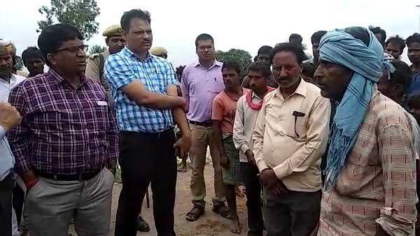 परेशान किसान ने लगा दी नदी में छलांग