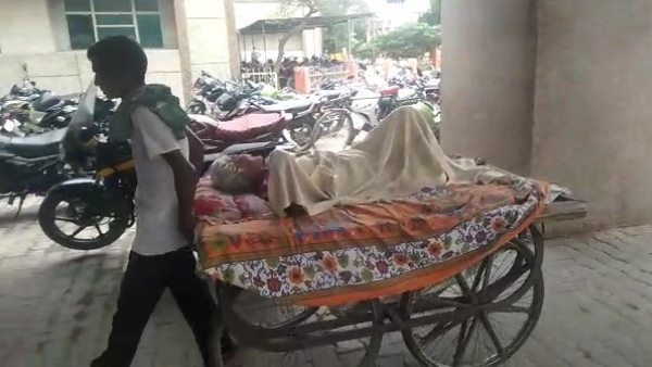 ठेले पर लादकर ले जाना पड़ा
