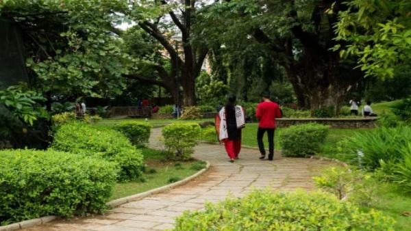 पुलिस भी तांक—झांक करती है