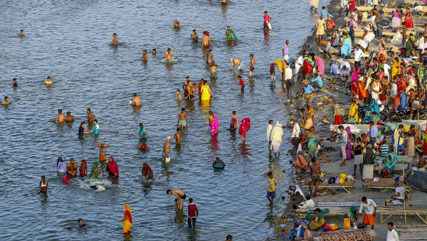 श्रद्धालुओं ने गंगा में लगाई आस्था की डुबकी