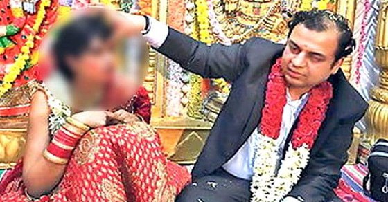 प्राइवेट पलों की फोटो खींच ब्लैकमेल करता था IAS