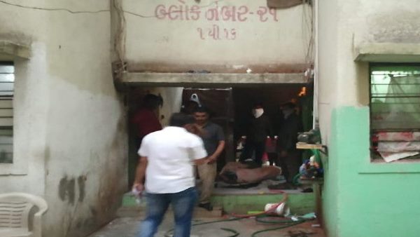 तीनों ने 8 बार छुरा घोंपकर मौत के घाट उतार दिया