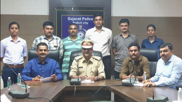 Crime branch busted gang of fraudsters who cheats more than 200 youths Crime branch busted gang of fraudsters who cheats more than 200 youths