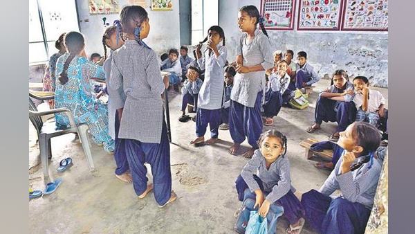 आदिवासी और पिछड़े क्षेत्रों में स्कूलों की स्थिति ज्यादा खराब