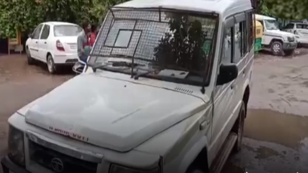 Robbers attack on Bank Case van and shoot guards in gwalior Robbers attack on Bank Case van and shoot guards in gwalior