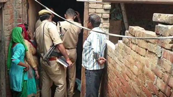 dead body of girl and boy found hanging from fan in hapur dead body of girl and boy found hanging from fan in hapur