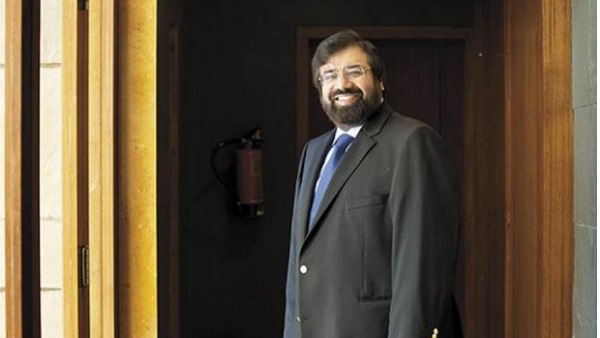 हर्ष गोयनका स्विस होटल पर भड़के