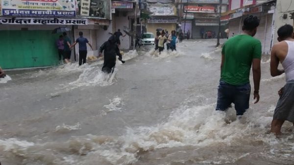 Car JCB drowned in water after Heavy rain in Sikar And Jhunjhunu Car JCB drowned in water after Heavy rain in Sikar And Jhunjhunu