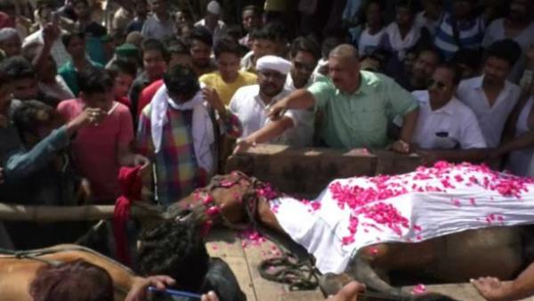 अंतिम संस्कार में पहुंचे सैकड़ों लोग